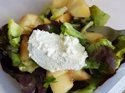 Salat fürs Büro - nur 3 Zutaten einkaufen - Nektarine, Ziegenfrischkäse, Salat - Rezept - Bild Nr. 2