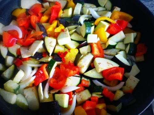 Gratinierter Ziegenkäse mit Pinienkernen auf warmen Gemüsesalat - Rezept - Bild Nr. 3199