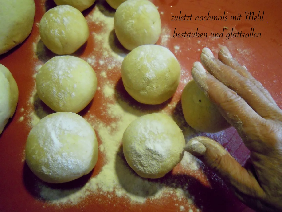 Wachauer Marillen Knödel aus feinem Topfenteig mit Knusperbrösel - Rezept - Bild Nr. 3211