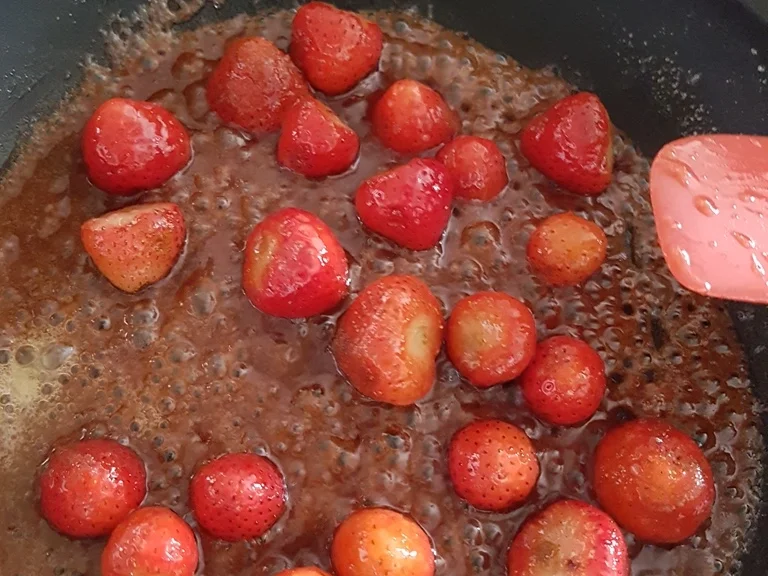 Gepfefferte Erdbeeren Vanilleeis Eierlikör Sahne = lecker Eis - Rezept - Bild Nr. 3210