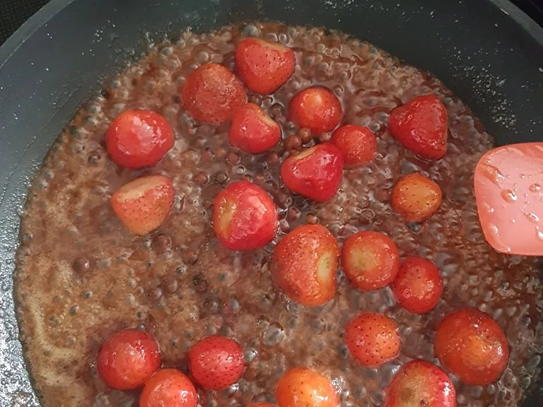 Gepfefferte Erdbeeren Vanilleeis Eierlikör Sahne = lecker Eis - Rezept - Bild Nr. 3211