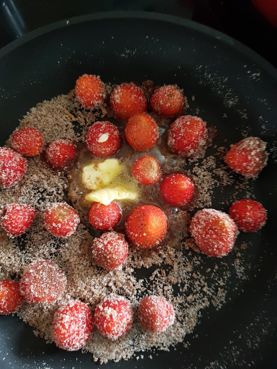 Gepfefferte Erdbeeren Vanilleeis Eierlikör Sahne = lecker Eis - Rezept - Bild Nr. 3213