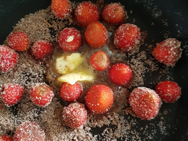 Gepfefferte Erdbeeren Vanilleeis Eierlikör Sahne = lecker Eis - Rezept - Bild Nr. 3213