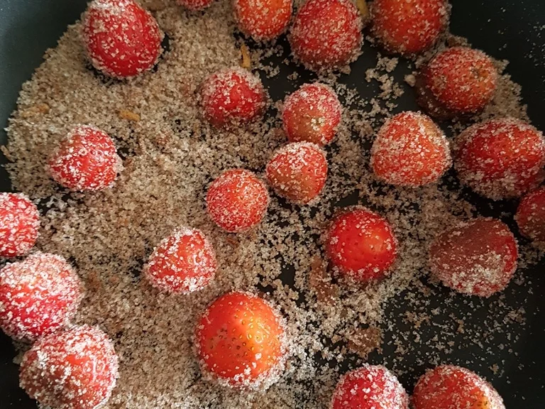 Gepfefferte Erdbeeren Vanilleeis Eierlikör Sahne = lecker Eis - Rezept - Bild Nr. 3215