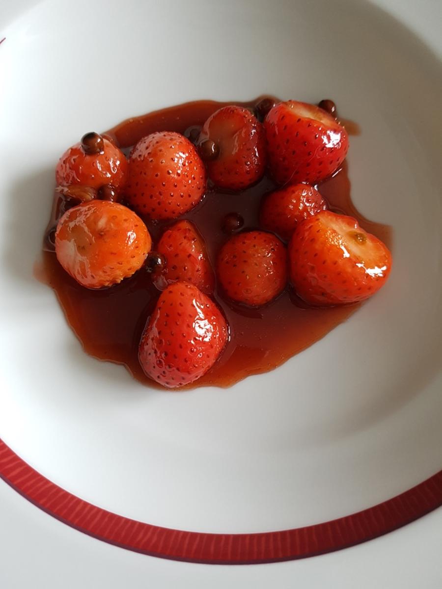 Gepfefferte Erdbeeren Vanilleeis Eierlikör Sahne = lecker Eis - Rezept - Bild Nr. 3216