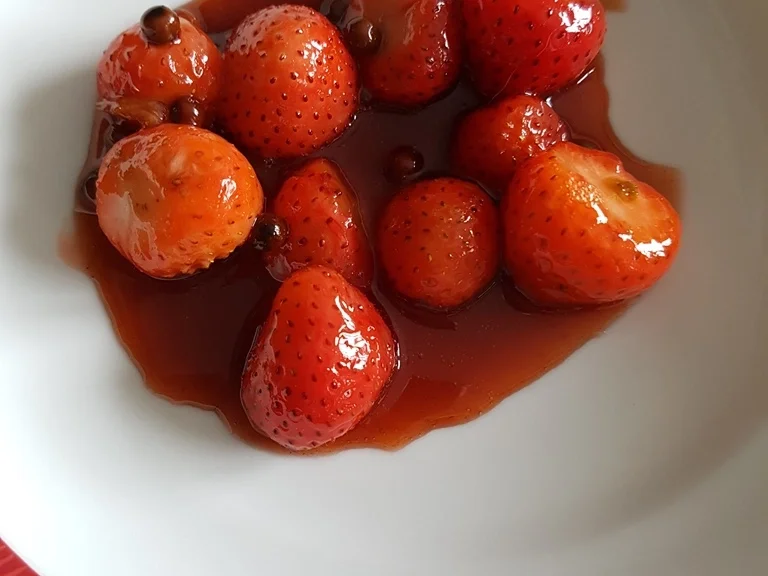 Gepfefferte Erdbeeren Vanilleeis Eierlikör Sahne = lecker Eis - Rezept - Bild Nr. 3216