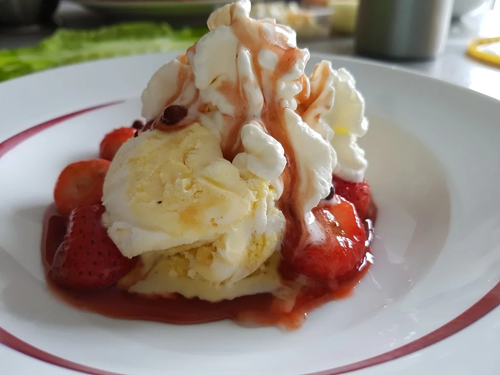 Gepfefferte Erdbeeren Vanilleeis Eierlikör Sahne = lecker Eis - Rezept - Bild Nr. 3217