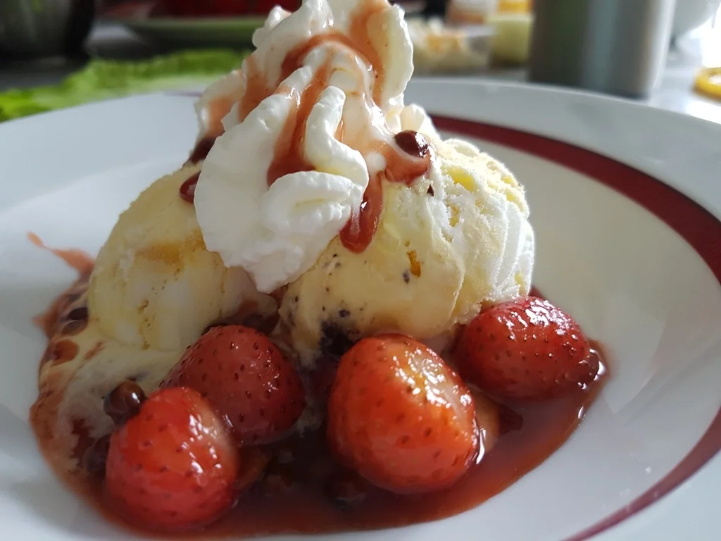 Gepfefferte Erdbeeren Vanilleeis Eierlikör Sahne = lecker Eis - Rezept - Bild Nr. 3218