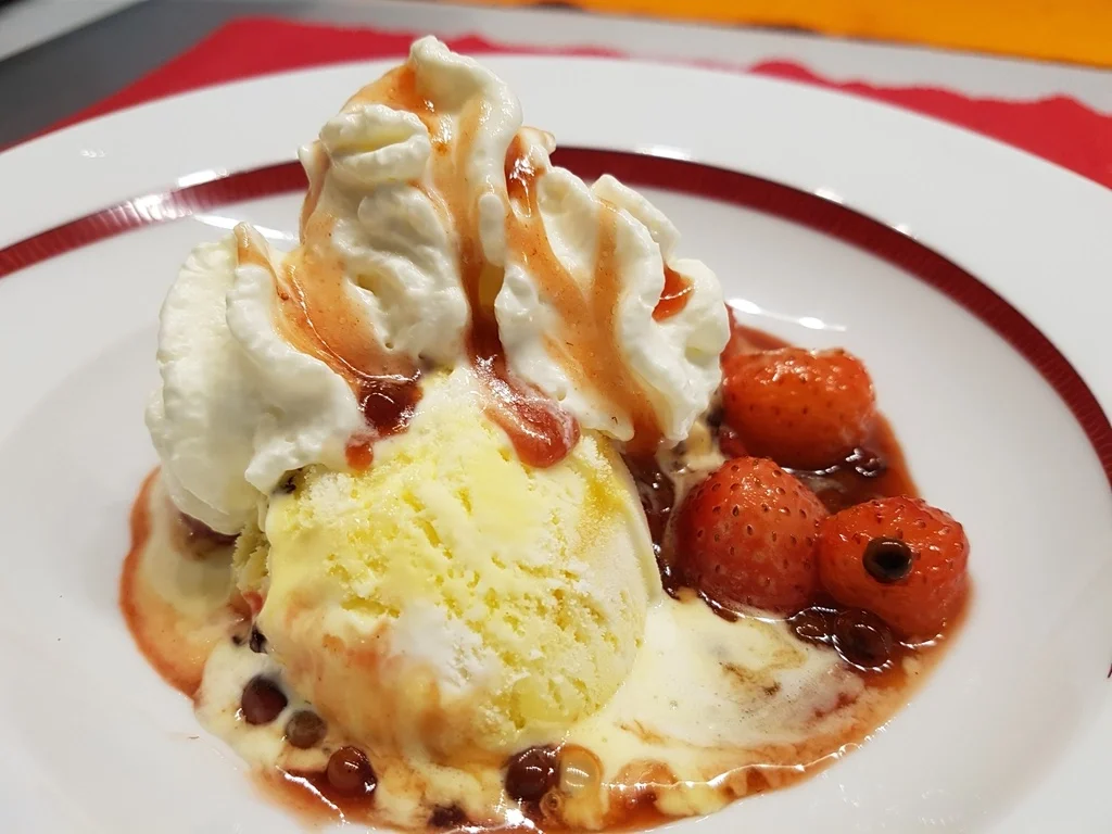 Gepfefferte Erdbeeren Vanilleeis Eierlikör Sahne = lecker Eis - Rezept - Bild Nr. 3219