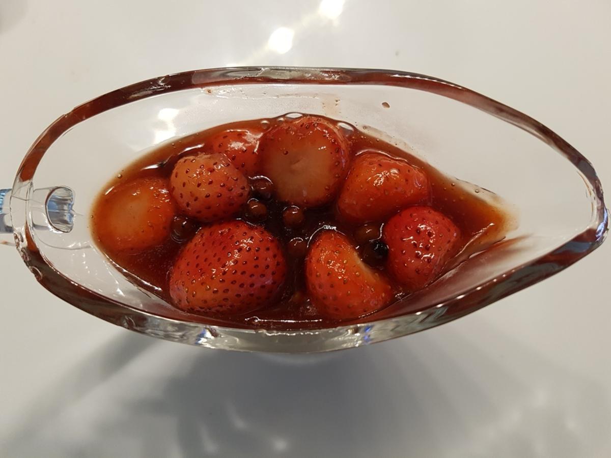 Gepfefferte Erdbeeren Vanilleeis Eierlikör Sahne = lecker Eis - Rezept - Bild Nr. 3220