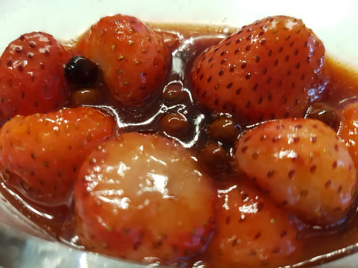 Gepfefferte Erdbeeren Vanilleeis Eierlikör Sahne = lecker Eis - Rezept - Bild Nr. 3221