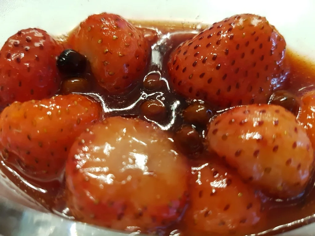 Gepfefferte Erdbeeren Vanilleeis Eierlikör Sahne = lecker Eis - Rezept - Bild Nr. 3221