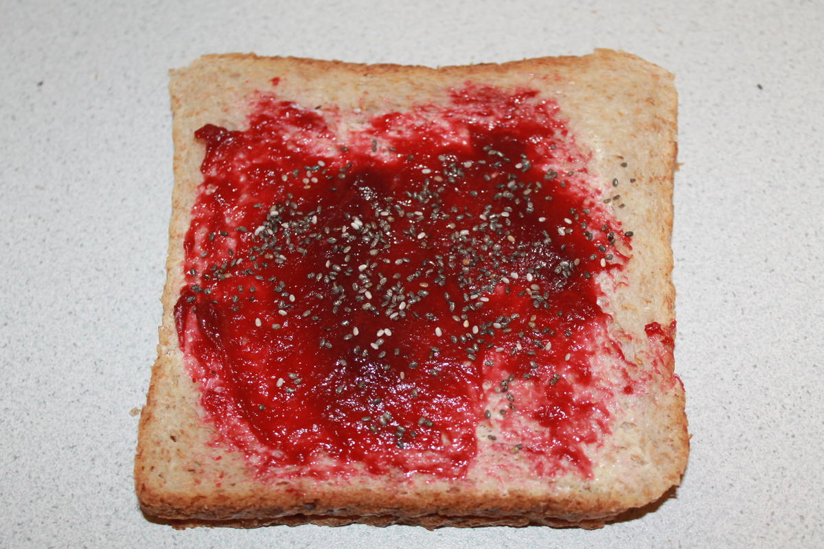 Rote-Beeren-Marmeladen-Chia-Toast - Rezept - Bild Nr. 2