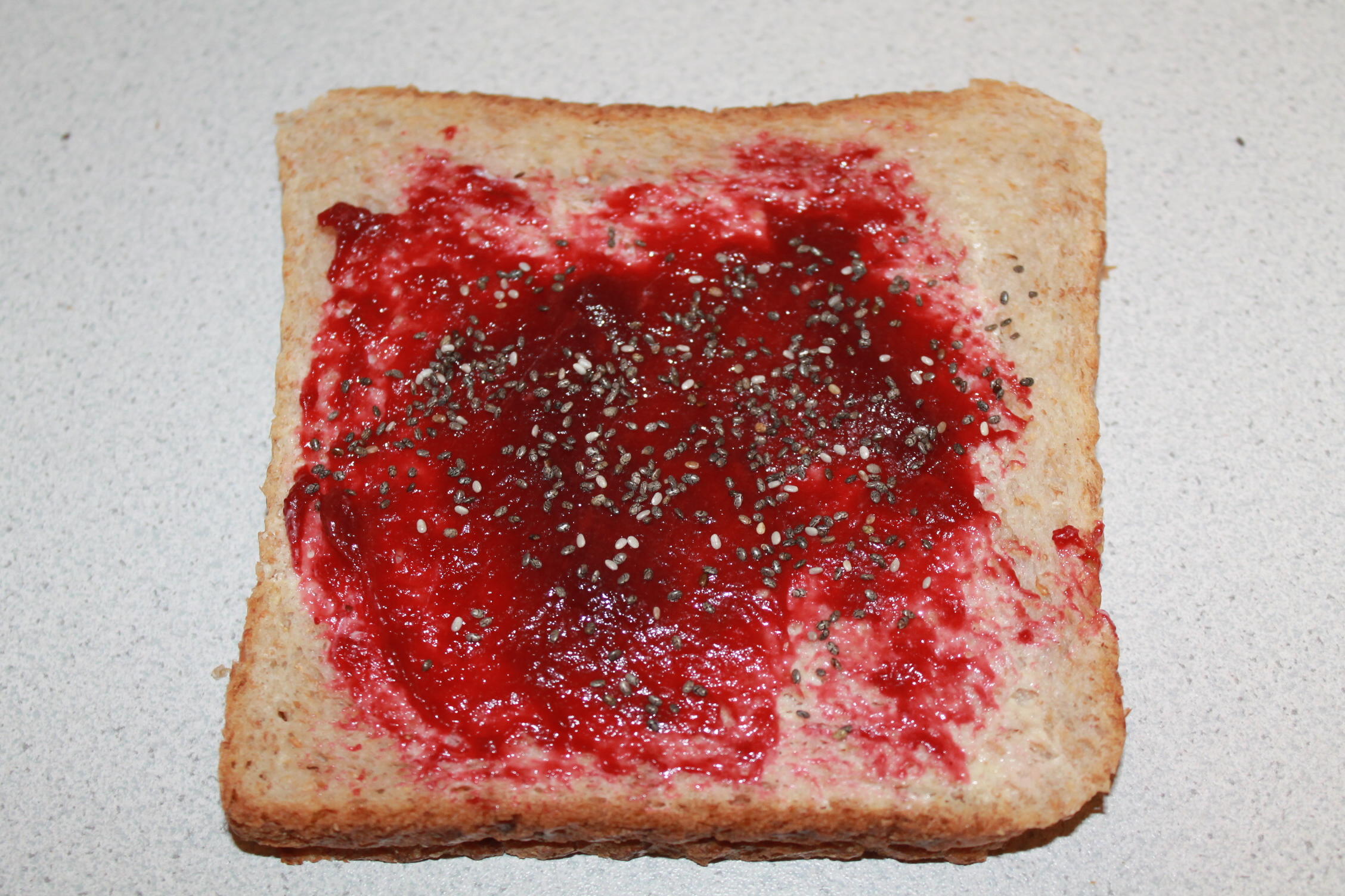 Bilder für Rote-Beeren-Marmeladen-Chia-Toast - Rezept