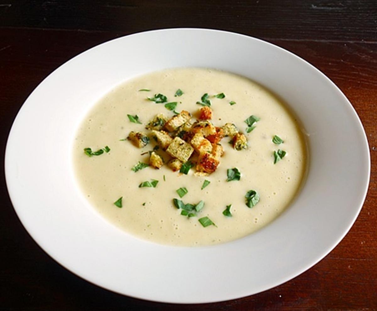 Kohlrabicremesuppe mit Kräuter-Croutons - Rezept - kochbar.de