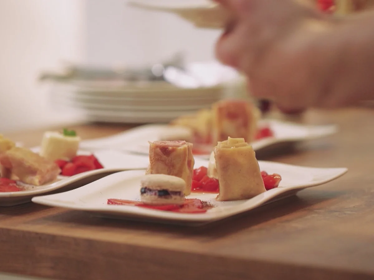 Dinkelcrêpes mit einem Rhabarberparfait und Erdbeerragout - Rezept - Bild Nr. 2