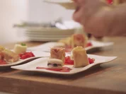 Dinkelcrêpes mit einem Rhabarberparfait und Erdbeerragout - Rezept - Bild Nr. 2