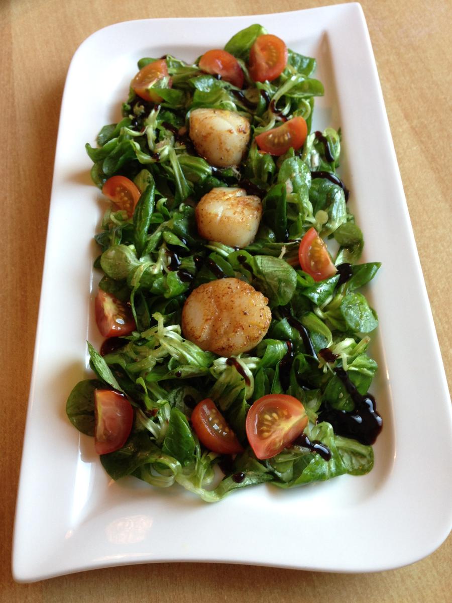 Jakobsmuscheln Jakobsmuscheln auf einem Feldsalat mit Balasmico Creme -  Rezept mit Bild - kochbar.de