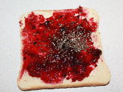 Johannisbeer-Marmeladen-Toast mit Chia Samen  - Rezept - Bild Nr. 2