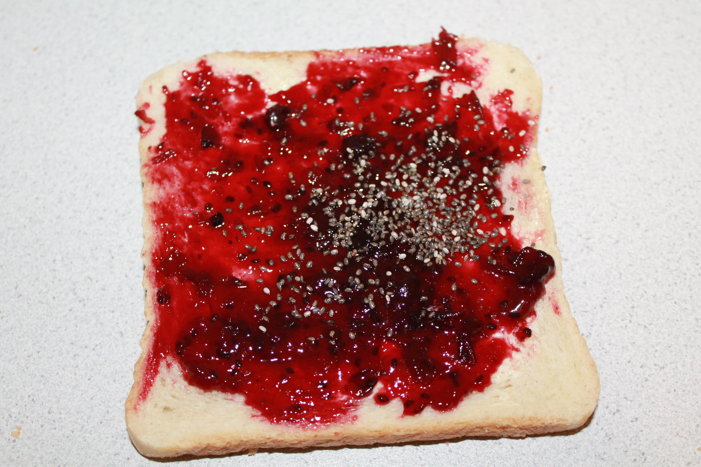 Bilder für Johannisbeer-Marmeladen-Toast mit Chia Samen - Rezept