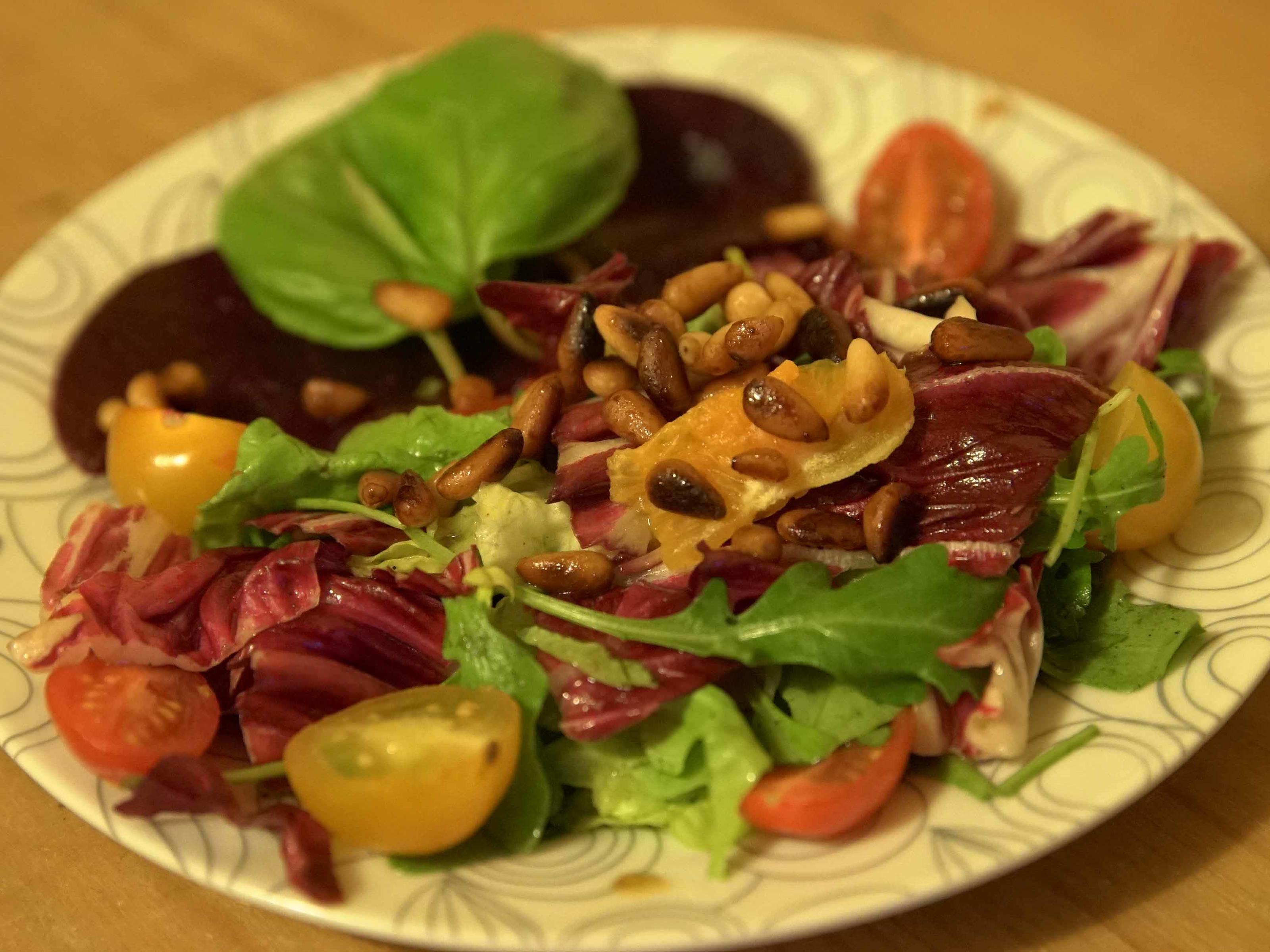 Bilder für Gemischter Salat auf Rote Beete Carpaccio mit Pinienkernen - Rezept