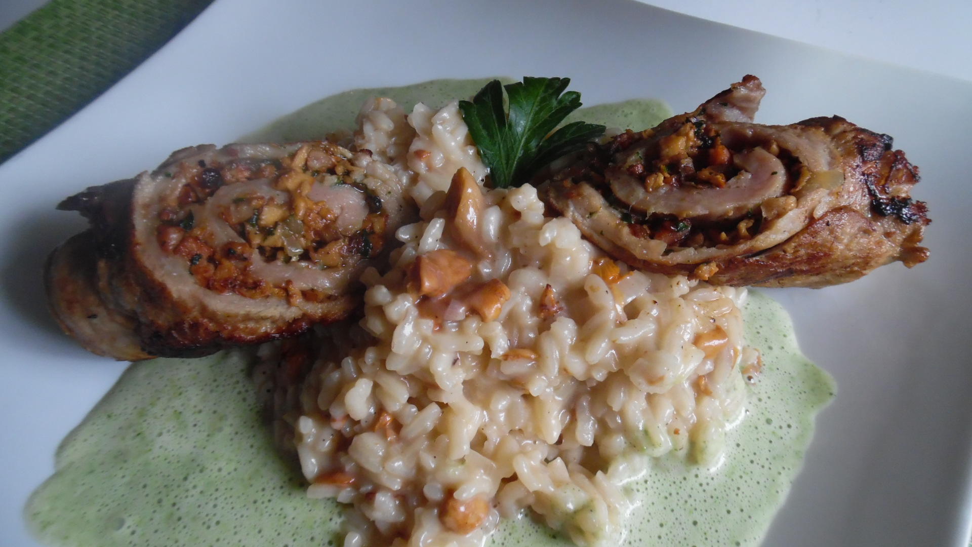 Bilder für Kalbsrouladen mit Pfifferlings-Risotto und Petersilien-Schaum - Rezept