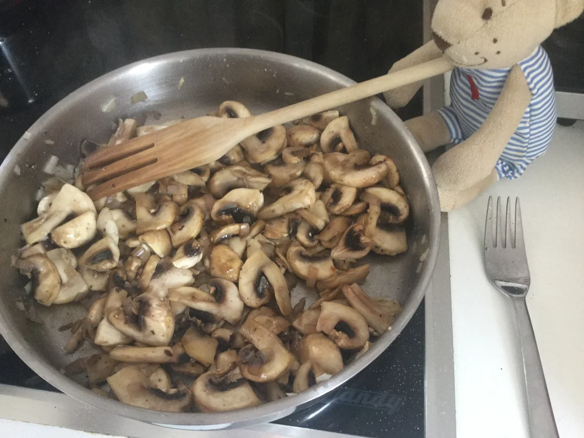 Rezept: Hähnchenhappen an Champignonsoße Bild Nr. 3250 Hähnchenhappen an Champignonsoße - Rezept - Bild Nr. 3250