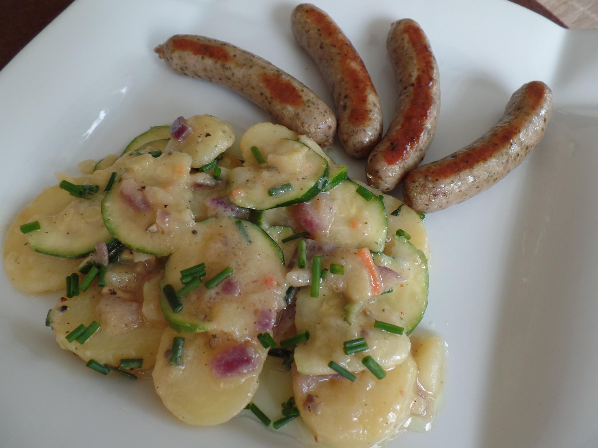 Kartoffel-Zucchini -Salat mit Rostbratwürstchen - Rezept von Sheeva1960