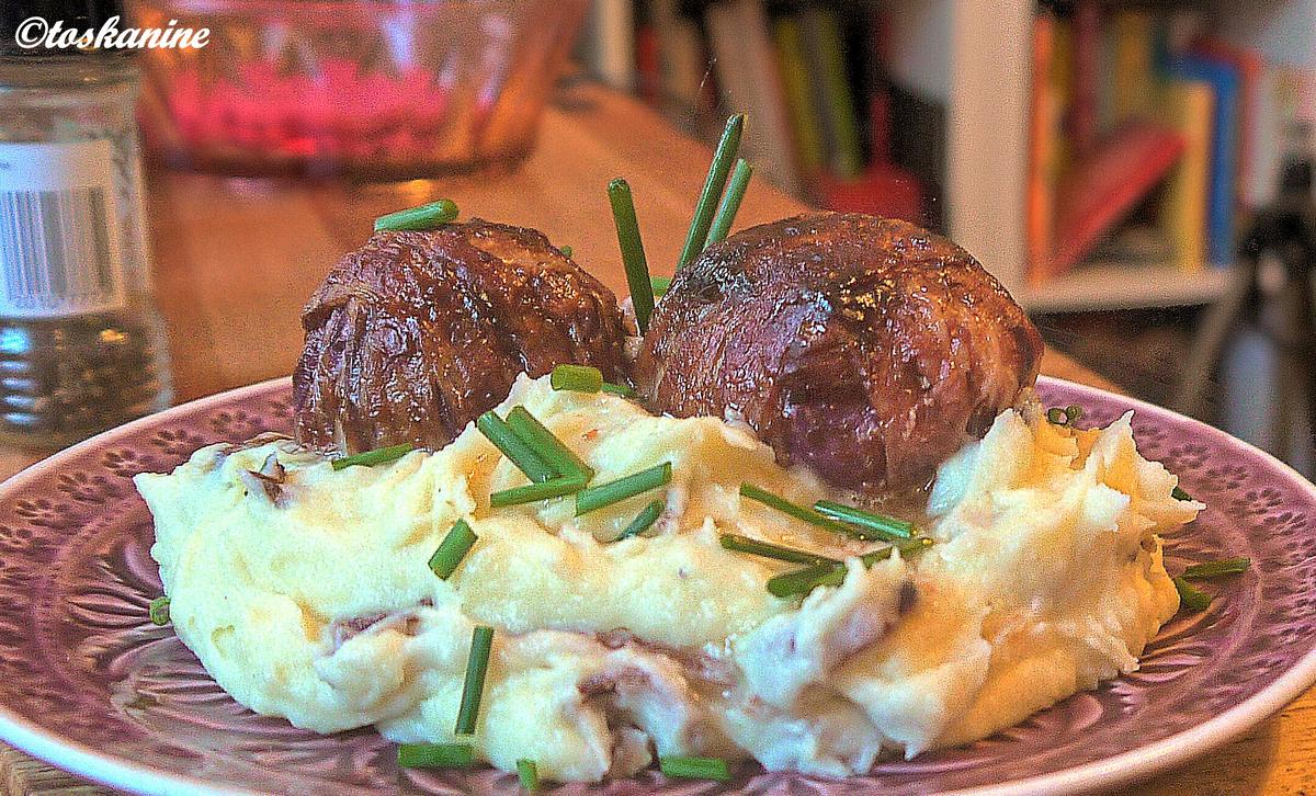 Gefüllte Zwiebeln im Baconmantel auf Kartoffelpüree mit Röstzwiebeln - Rezept - Bild Nr. 3265