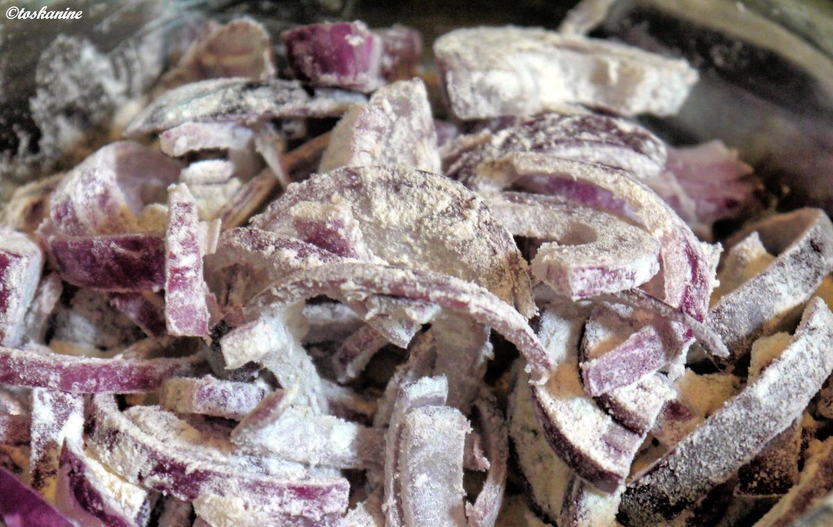 Gefüllte Zwiebeln im Baconmantel auf Kartoffelpüree mit Röstzwiebeln - Rezept - Bild Nr. 3267
