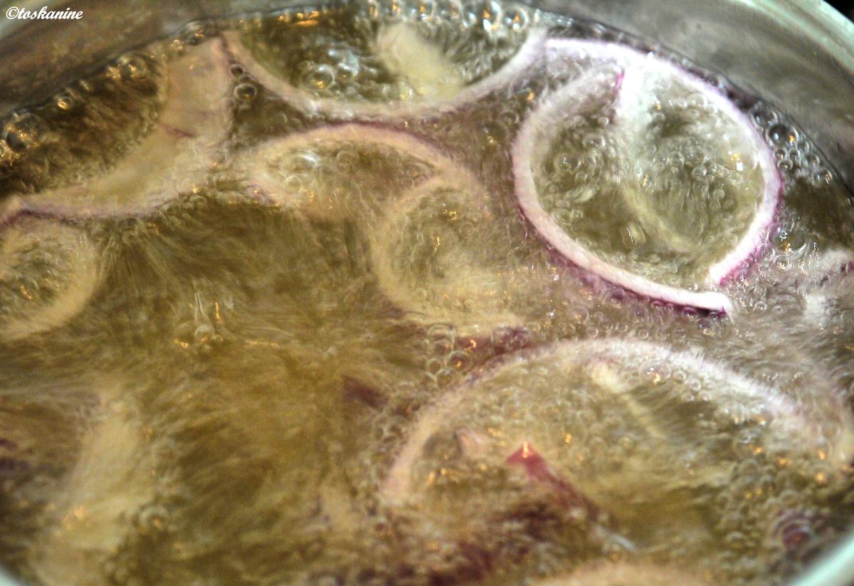 Gefüllte Zwiebeln im Baconmantel auf Kartoffelpüree mit Röstzwiebeln - Rezept - Bild Nr. 3268