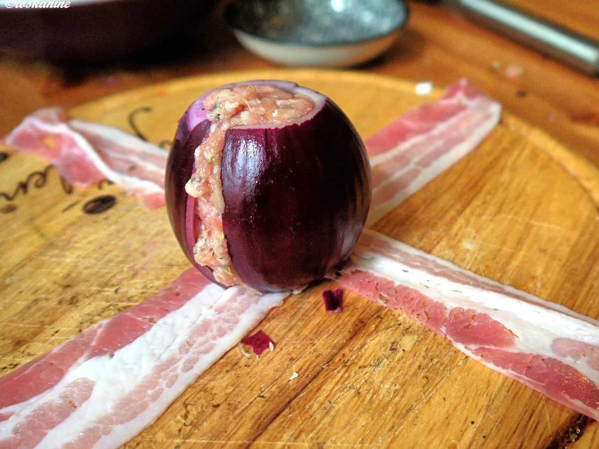 Rezept: Gefüllte Zwiebeln im Baconmantel auf Kartoffelpüree mit Röstzwiebeln Bild Nr. 3272 Gefüllte Zwiebeln im Baconmantel auf Kartoffelpüree mit Röstzwiebeln - Rezept - Bild Nr. 3272