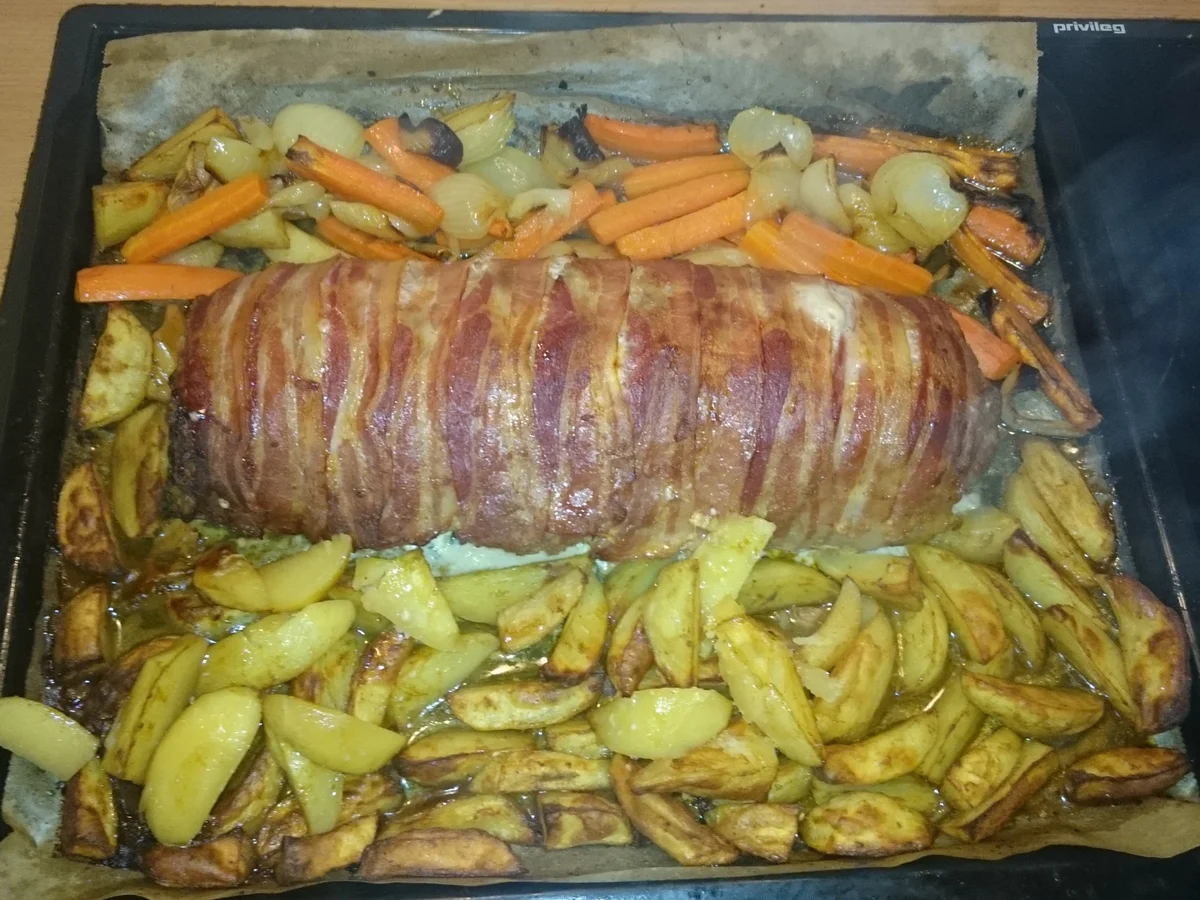 Mediterran gefüllte Hackrolle mit Kartoffelecken und Ofengemüse - Rezept - Bild Nr. 3302