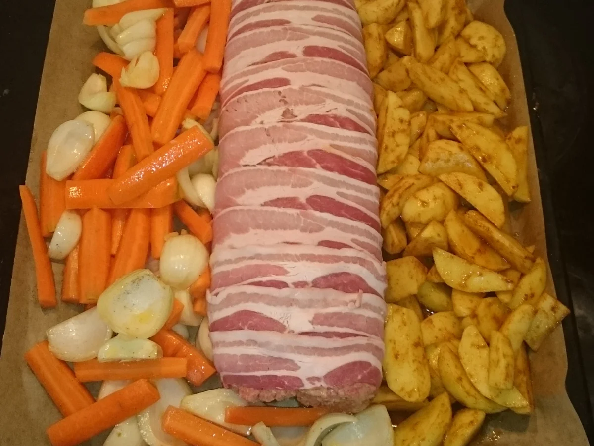 Mediterran gefüllte Hackrolle mit Kartoffelecken und Ofengemüse - Rezept - Bild Nr. 3303