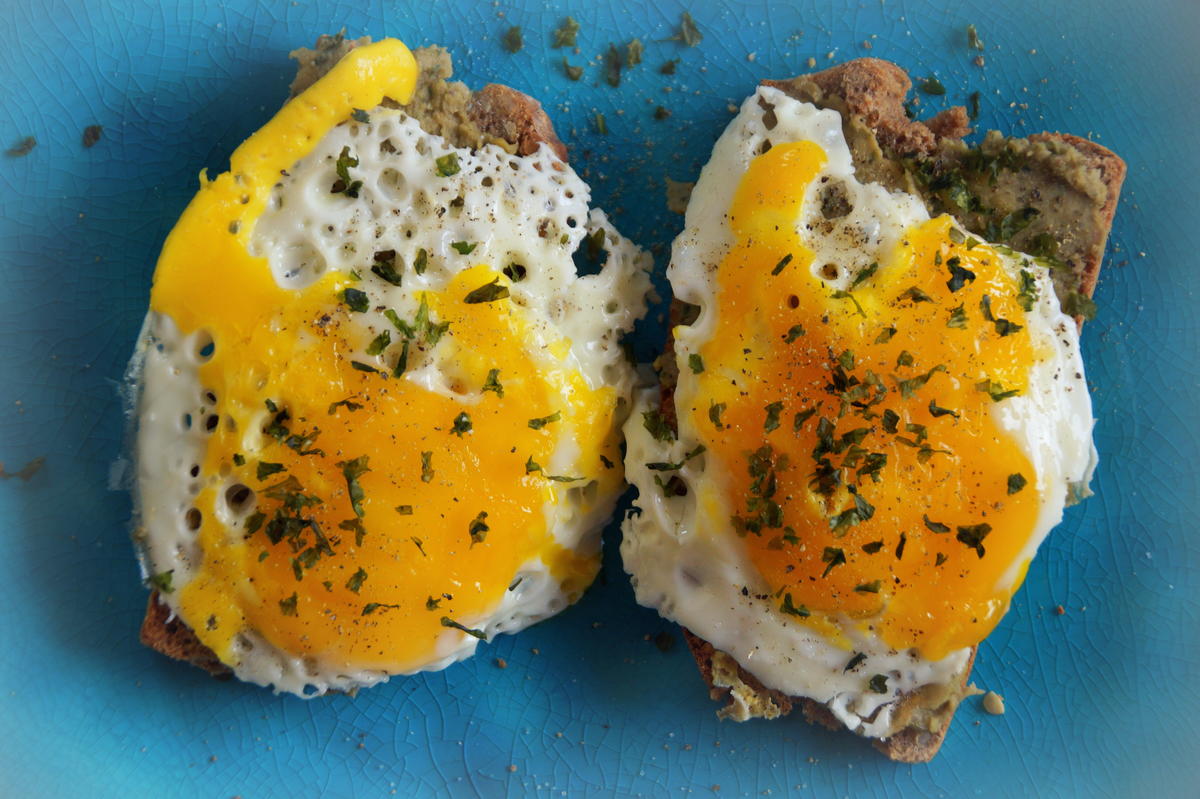 Frühstück, Snack: Spiegelei-Hummus-Brot - Rezept - Bild Nr. 2