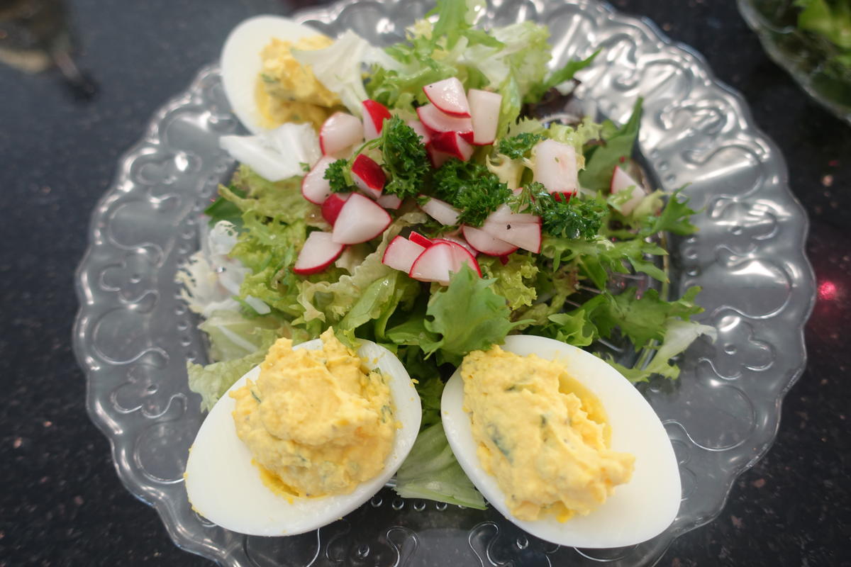 Estragon-Eier auf Schnittsalat mit Radieschen-Vinaigrette - Rezept - Bild Nr. 3301