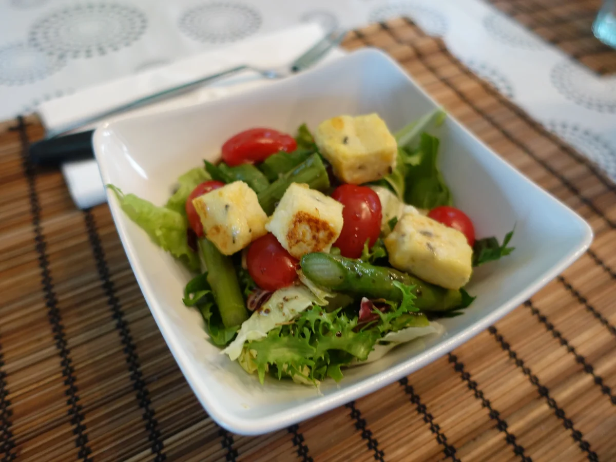 Sommersalat mit Lavendelpolenta-Croûtons - Rezept - Bild Nr. 3322
