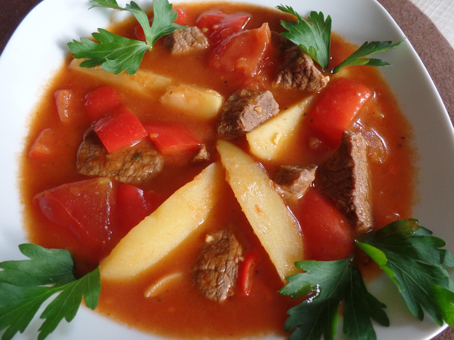 Paprika-Gulasch-Suppe mit Kartoffeln - Rezept - kochbar.de
