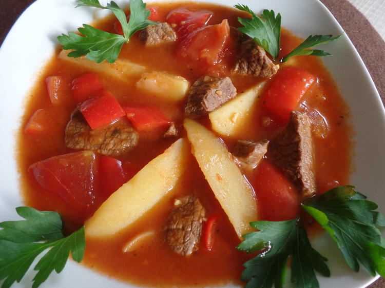 Paprika-Gulasch-Suppe mit Kartoffeln - Rezept - kochbar.de