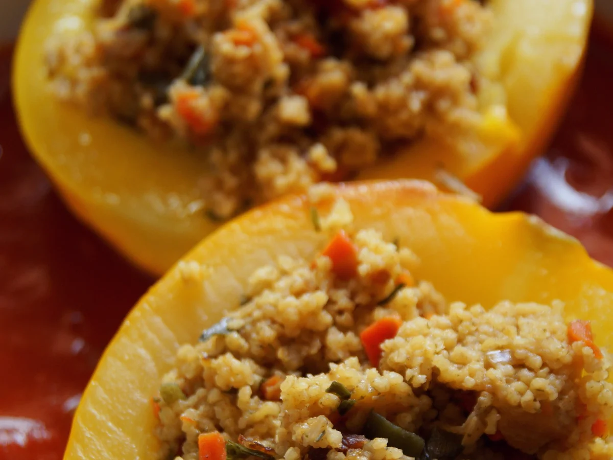 Vegetarisch: Mit Hirse gefüllte runde Zucchini auf Tomatensoße - Rezept - Bild Nr. 2