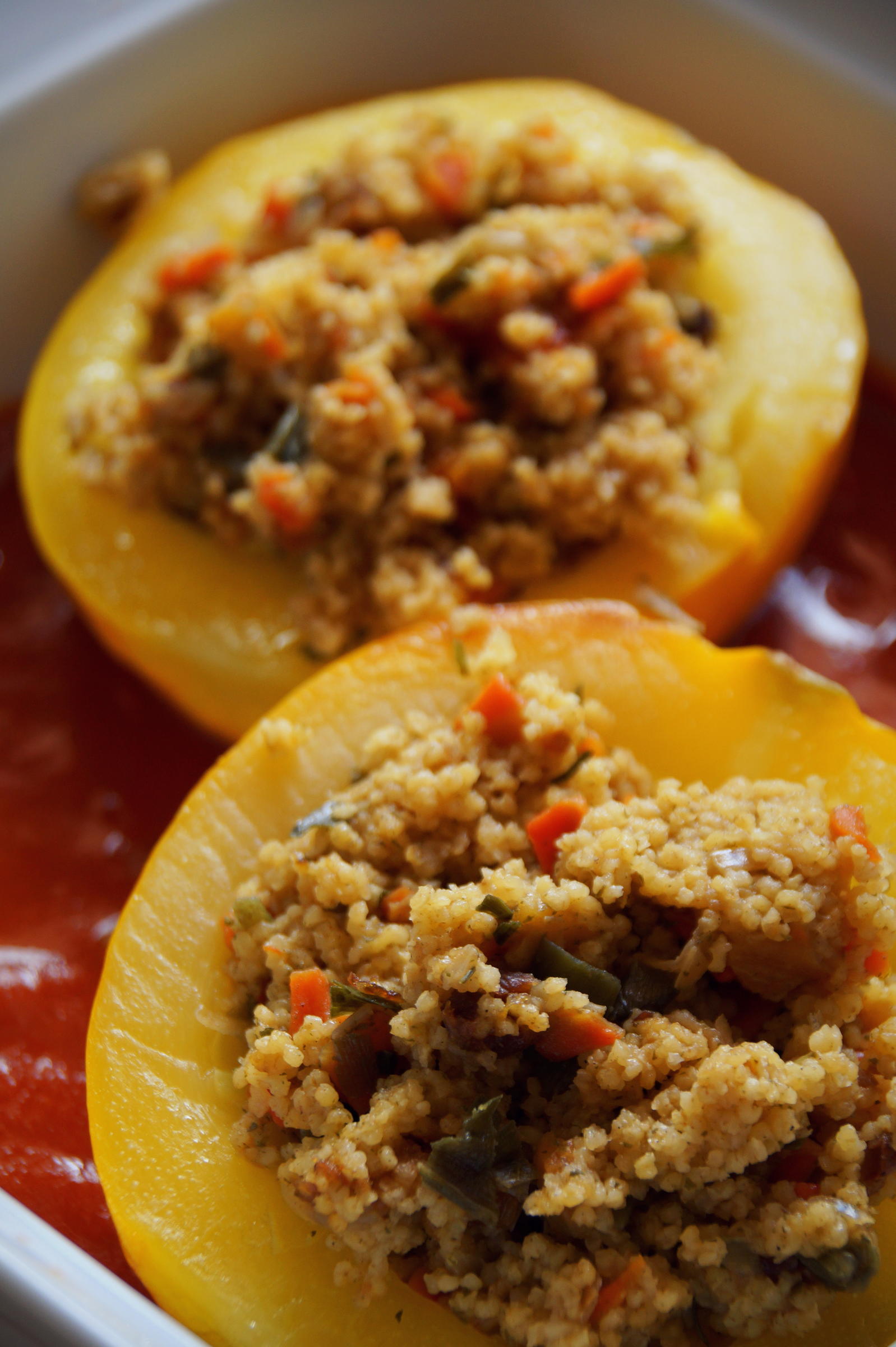 Bilder für Vegetarisch: Mit Hirse gefüllte runde Zucchini auf Tomatensoße - Rezept