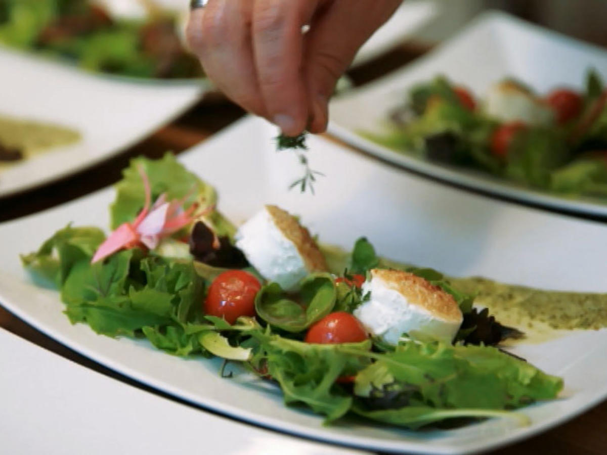 Bilder für Frühlingssalat mit Bärlauchschaum und eingelegten Tomaten - Rezept