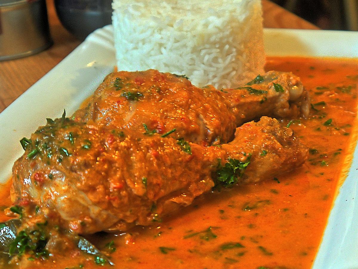 Paprikahuhn mit Hähnchenunterschlegel und Zwiebel, fein gewürfelt ...