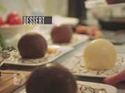 Schokoladenkugel mit Pistazieneis und Kokosblüten-Karamellsauce - Rezept - Bild Nr. 2