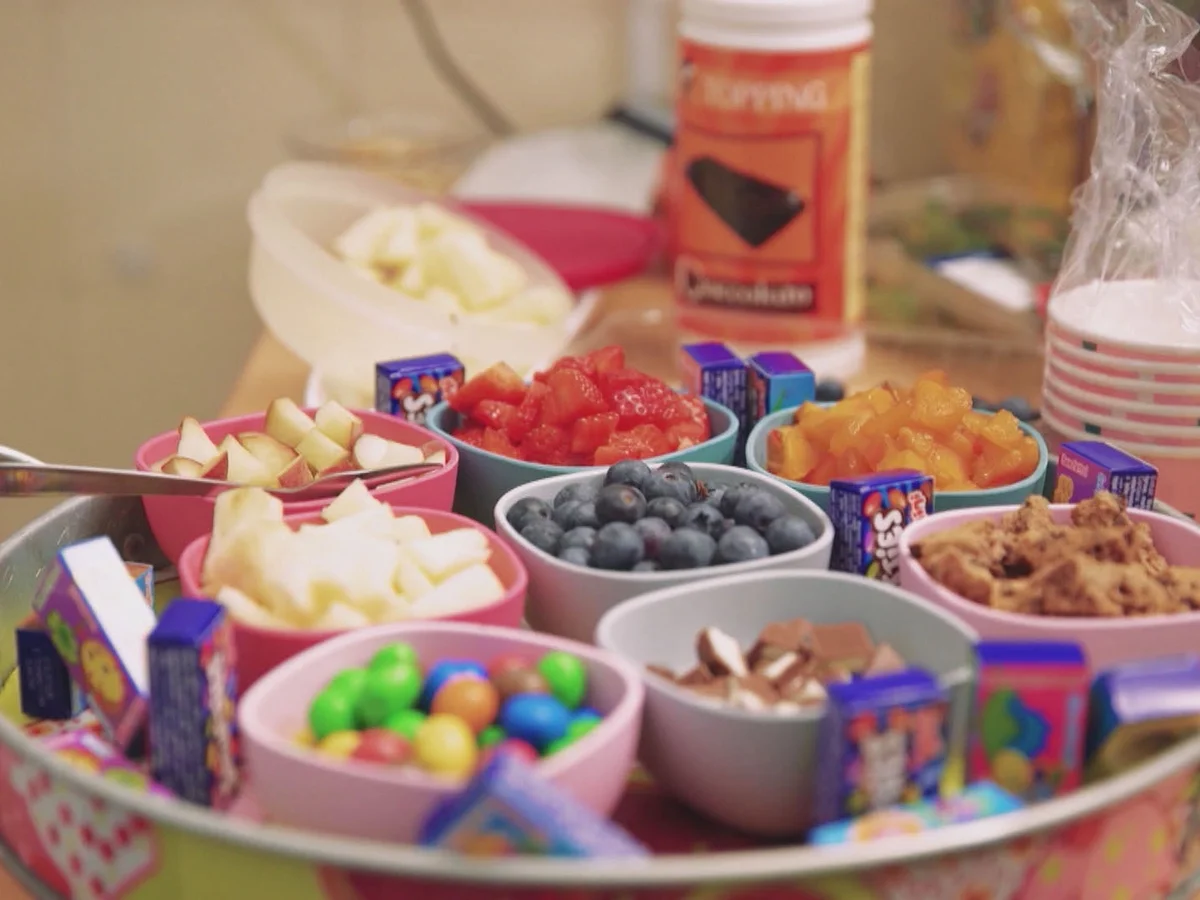 Rezept: Frozen Yogurt mit frischen Früchten und süßen Toppings Bild Nr. 2 Frozen Yogurt mit frischen Früchten und süßen Toppings - Rezept - Bild Nr. 2