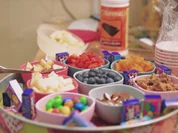 Frozen Yogurt mit frischen Früchten und süßen Toppings - Rezept - Bild Nr. 2