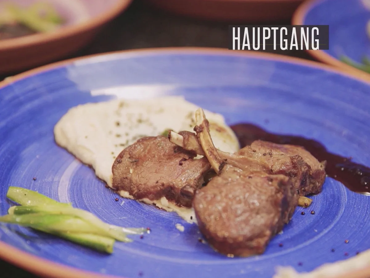 Rezept: Lammkarree auf Yamwurzelpüree mit Spargel, Portweinreduktion und gepuffertem Quinoa Bild Nr. 2 Lammkarree auf Yamwurzelpüree mit Spargel, Portweinreduktion und gepuffertem Quinoa - Rezept - Bild Nr. 2