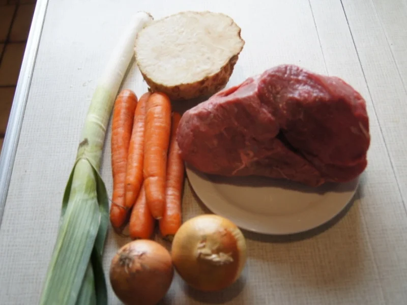 Falsches Rinderfilet gekocht mit Semmelknödel und Gemüsesauce - Rezept - Bild Nr. 3379