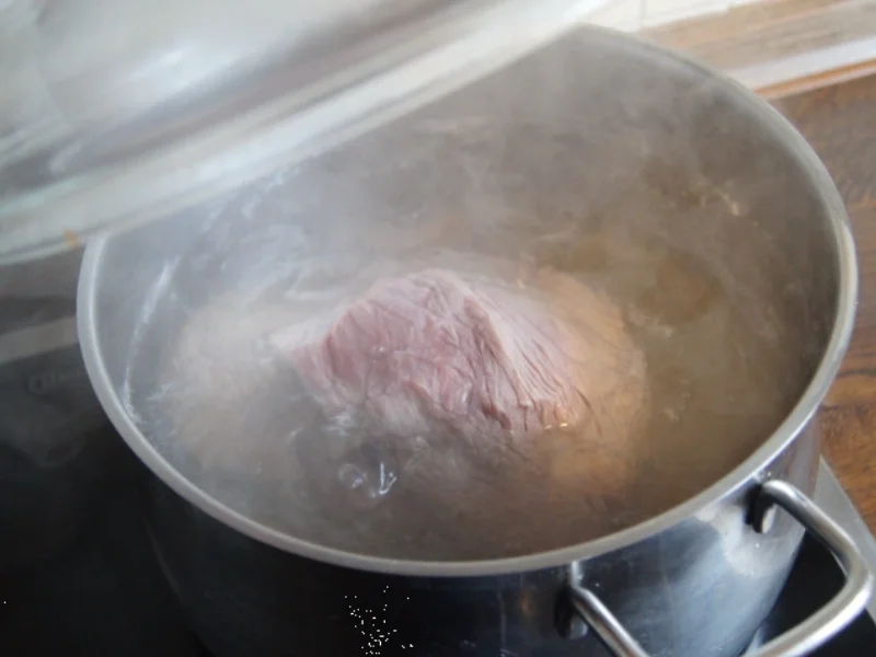 Falsches Rinderfilet gekocht mit Semmelknödel und Gemüsesauce - Rezept - Bild Nr. 3380