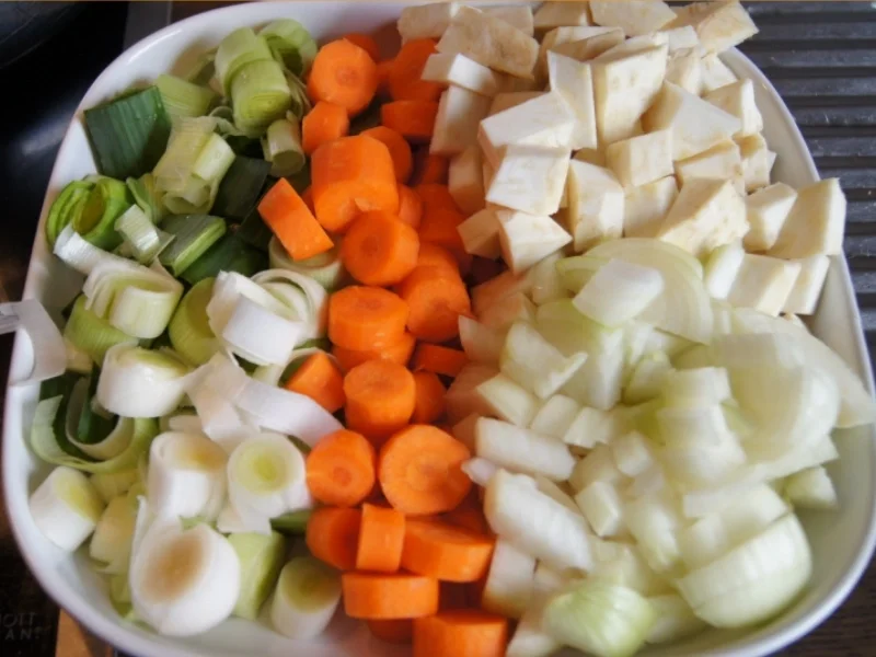 Falsches Rinderfilet gekocht mit Semmelknödel und Gemüsesauce - Rezept - Bild Nr. 3383
